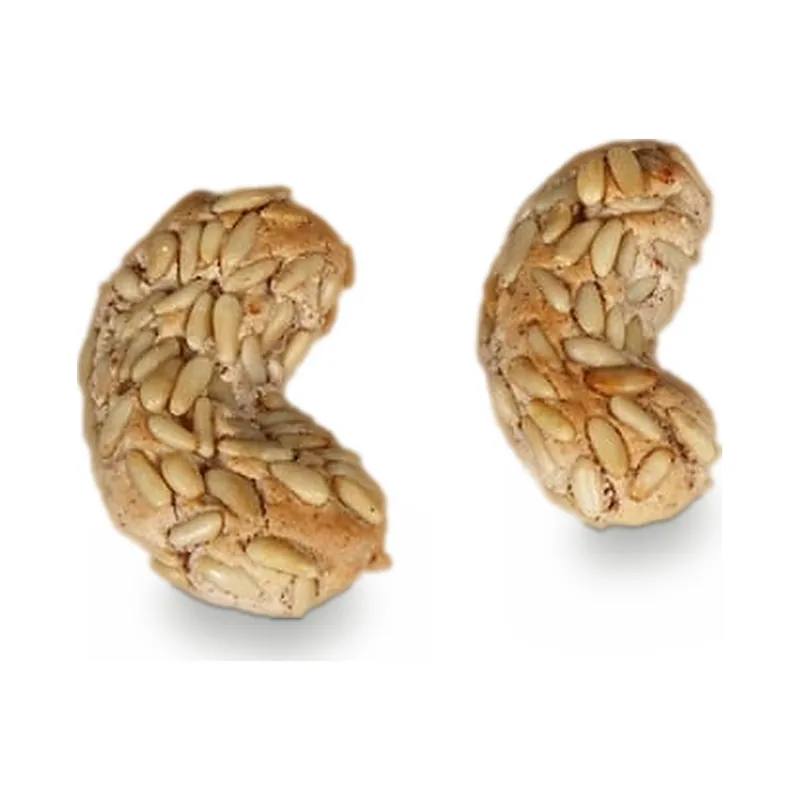 Cashew-shaped nut clusters